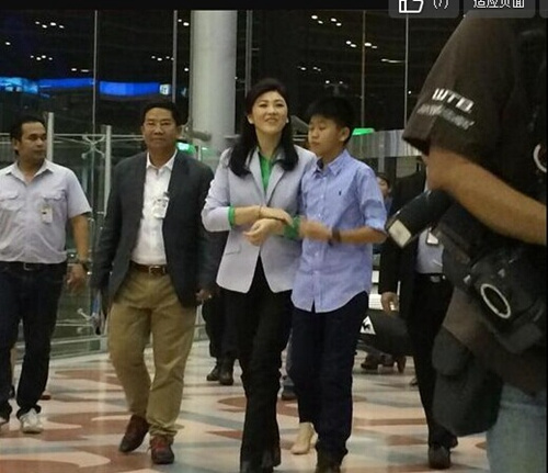 英拉与儿子机场现身