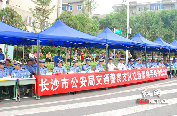 长沙市公安交警支队举行交警手势指挥比武大赛，对今年新入职的交警进行现场考核。