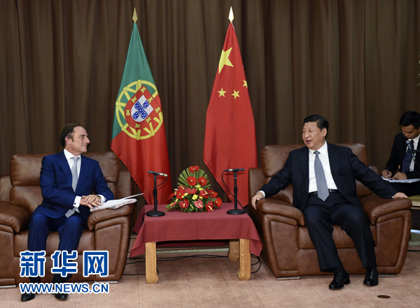 当地时间7月24日，国家主席习近平在葡萄牙特塞拉岛会见葡萄牙总统代表、副总理波尔塔斯。 新华社记者 李学仁 摄