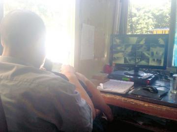 曝光女子不雅行为的图片就是来自这个小区保安监控室。