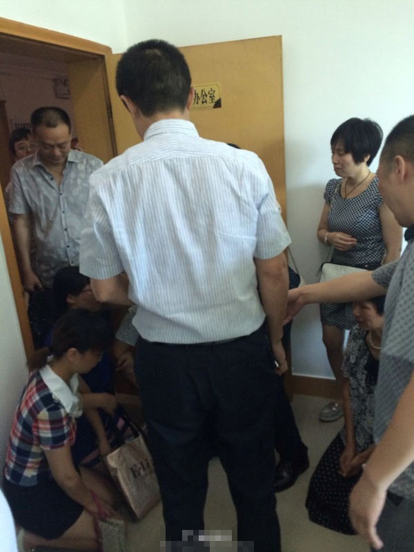 家长教育局长门口集体下跪 只为让孩子上名校