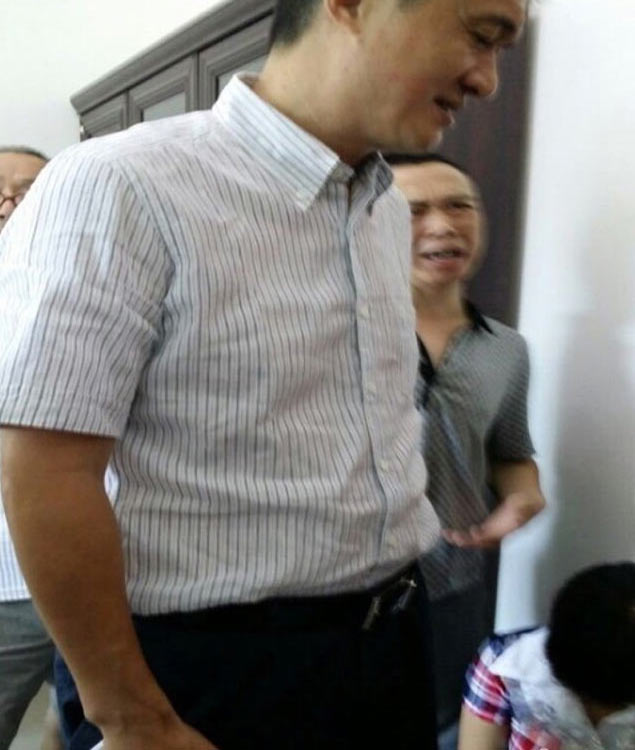 家长教育局长门口集体下跪 只为让孩子上名校