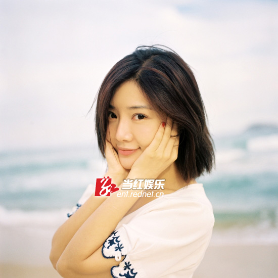 邓家佳以清纯、阳光的形象而受到粉丝热捧