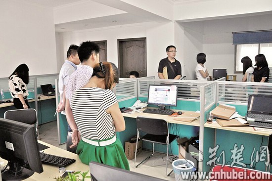 图为：行骗团伙窝点被端时，业务正忙