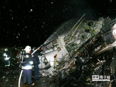 首位从飞机破洞钻出生还者:直奔民宅打电话求救