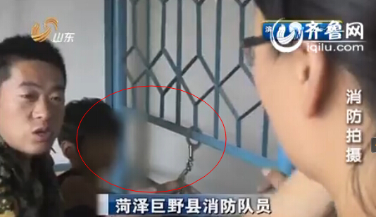 菏泽8岁男童模仿小偷戴仿真手铐(视频截图)