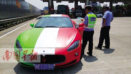 一辆被喷涂有“绿白红”三色的酷炫跑车在途经埌东收费站时被交警拦了下来。许健摄