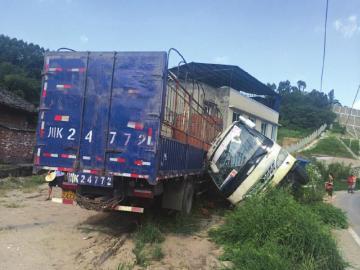 客车为避让侧翻撞向货车 19岁小伙踢窗救人(图)