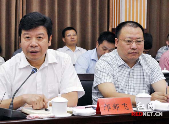 湘西州委常委、常务副州长邝邹飞(左)，副州长李平（右）出席了洽谈会，相关政府部门、金融部门参加了洽谈会