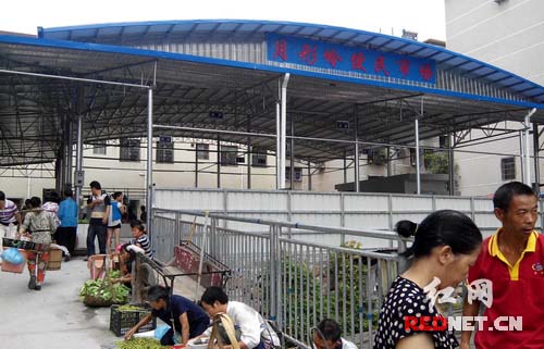 便民市场里人群冉冉