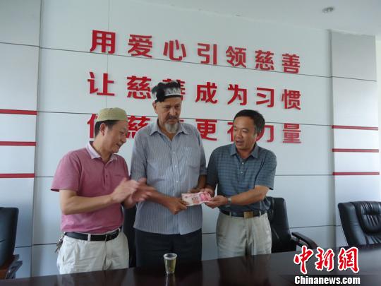 湖北襄阳维族老人为灾区捐款:哪有苦难我们就捐