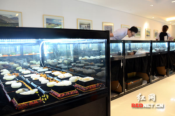 宝缘斋2014长沙和田玉翡翠收藏精品展览会开展,吸引湖南收藏爱好者前来鉴赏