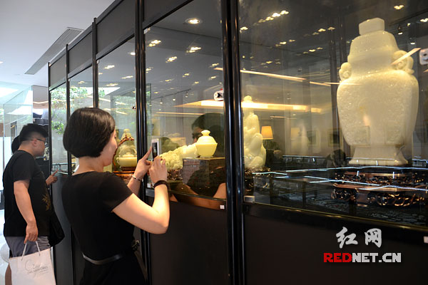 在古玉前,收藏爱好者们流连忘返