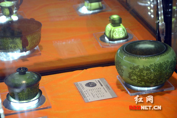 薄胎玉器仿乾隆时期痕都斯坦(按:痕都斯坦为Hindnstan的译音,史称位于印度北部,包括克什米尔及西巴基斯坦)的器形和花纹,石料和手工要求极高,玉器薄到可以漂在水上,被称为“水上漂”。