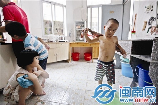 父亲承认打孩子今天接他回家