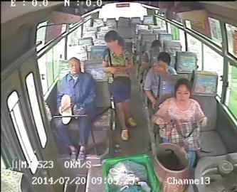 视频显示，7月20日9：03，回程路上，售票员与老人交谈。