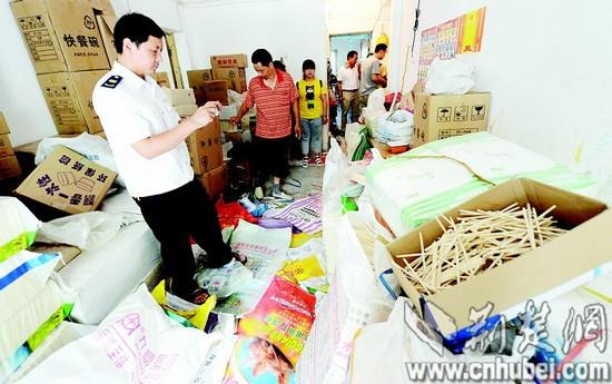 图为:执法人员拍照取证