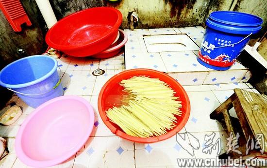 图为:卫生间内浸泡着一盆筷子