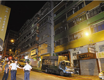 香港一辆货车遭纵火 烈焰达4楼高十多人逃生