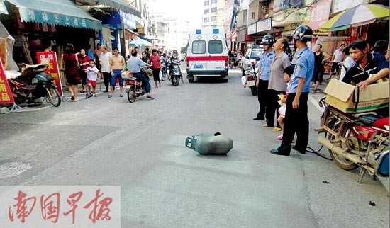 氢气罐掉在路中间。