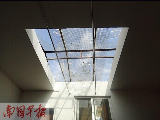 房子的天井玻璃被震碎。 警方供图