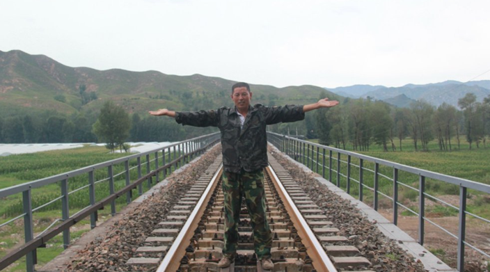 河北:泥石流淹没铁路 农民冒死拦火车(图)