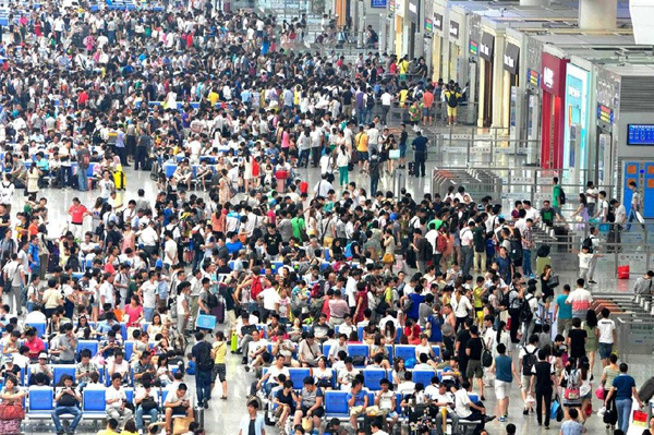 上海航班大面积延误 火车站乘客爆满(图)