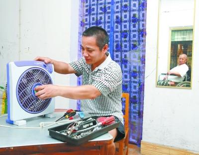 为了照顾父亲,苏军放弃了外面待遇优厚的工作,给小区居民维修电器贴补家用。