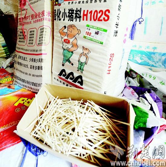 图为：纸箱中杂乱放置的筷子