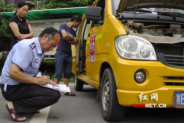 7月27日上午，湖南省株洲市天元交警对辖区百余台校车进行集中检查，发现48辆校车存在安全隐患。