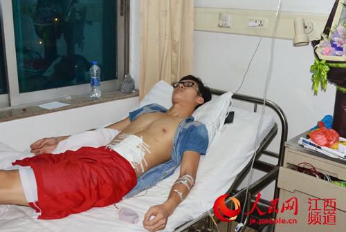 李才文躺在病床上（周缘摄）