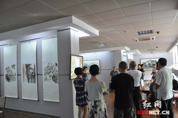 “华夏巨人名人堂”书画家作品展在长沙画院开幕。