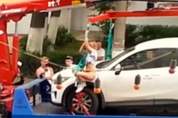 女子驾车违章脱衣跳钢管舞求警察勿拖走汽车