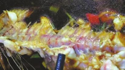 食客吃鱼吃出蛆 餐厅回应“天花板掉下来的”