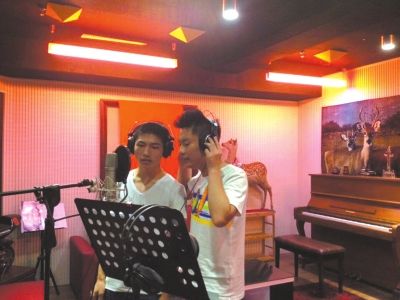 柳艳兵和易政勇正在录歌。京华时报记者李莎摄