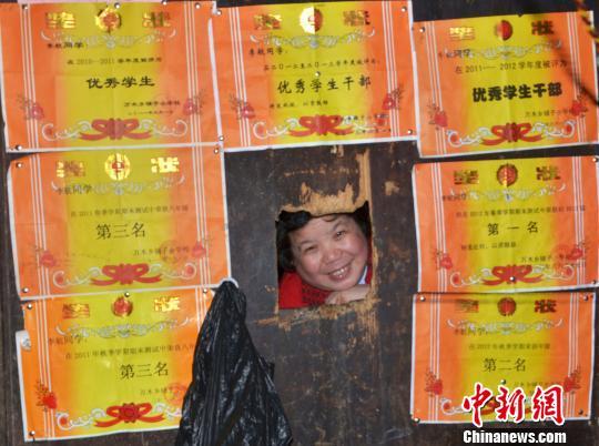 图为邢玉清凑在壁洞口微笑。　李胜成　摄