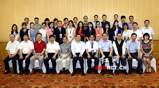 杜家毫（一排左起第六位）会见海峡两岸媒体来湘采访团，并与采访团成员合影。