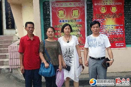 爱心企业家唐小支和清华女孩秦艳玲合影留恋。