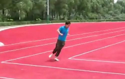 黑龙江一体育场跑道修成直角弯 为应付领导检查