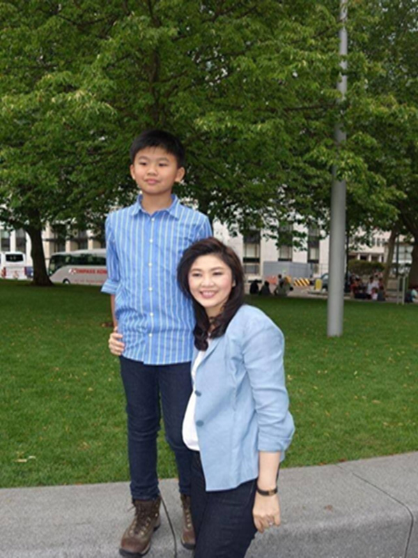 英拉与儿子。