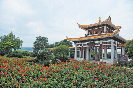 (橘子洲上面江而建的望江亭精致而古朴,重现了唐代诗人宋之问在长沙