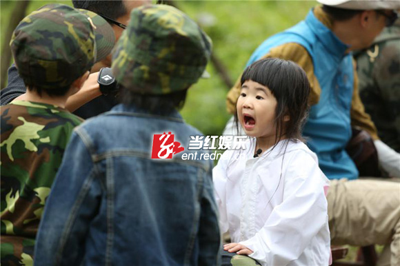 姐姐和大家交谈