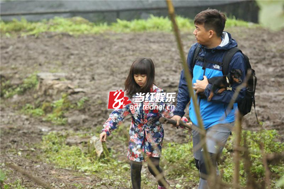 黄磊抱着乖乖-和多多一起走