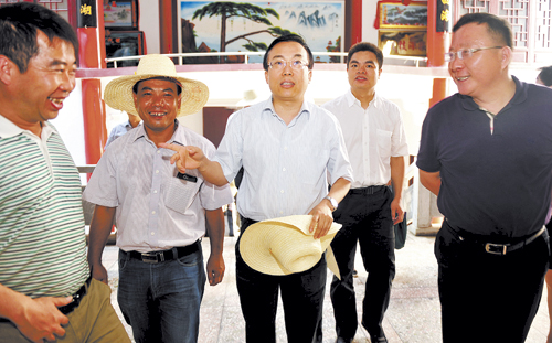 7月29日，全市温泉项目建设现场推进会在宜章召开。图为市委书记向力力在宜章一六镇汤湖里温泉村调研。（日报记者  陈建平  摄）
