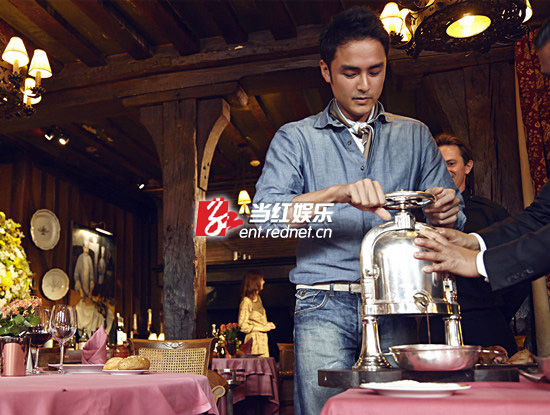 明道异国唱神曲“小苹果”---携手李小冉畅游浪漫巴黎