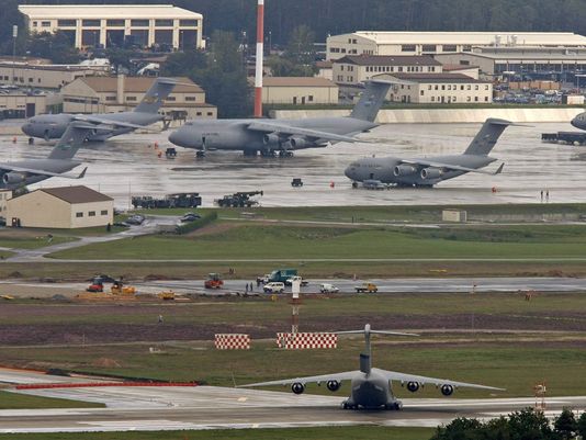 美军C-130运输机停泊在德国拉姆施坦因空军基地