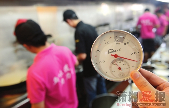 测量火炉长沙的热度:厨师汗水1小时拧出10毫