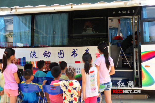 7月29日，由湖南隆回县文广新局组织的流动图书车来到了荷香桥镇，为人民群众提供图书流动服务。