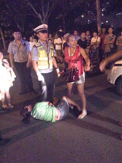 男子无证驾驶被查 家人躺地上抱住交警大腿撒泼
