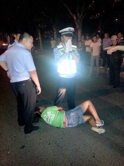男子无证驾驶被查 家人躺地上抱住交警大腿撒泼